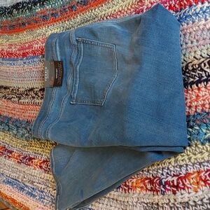 💚NWT TORRID CROP LEAN JEAN